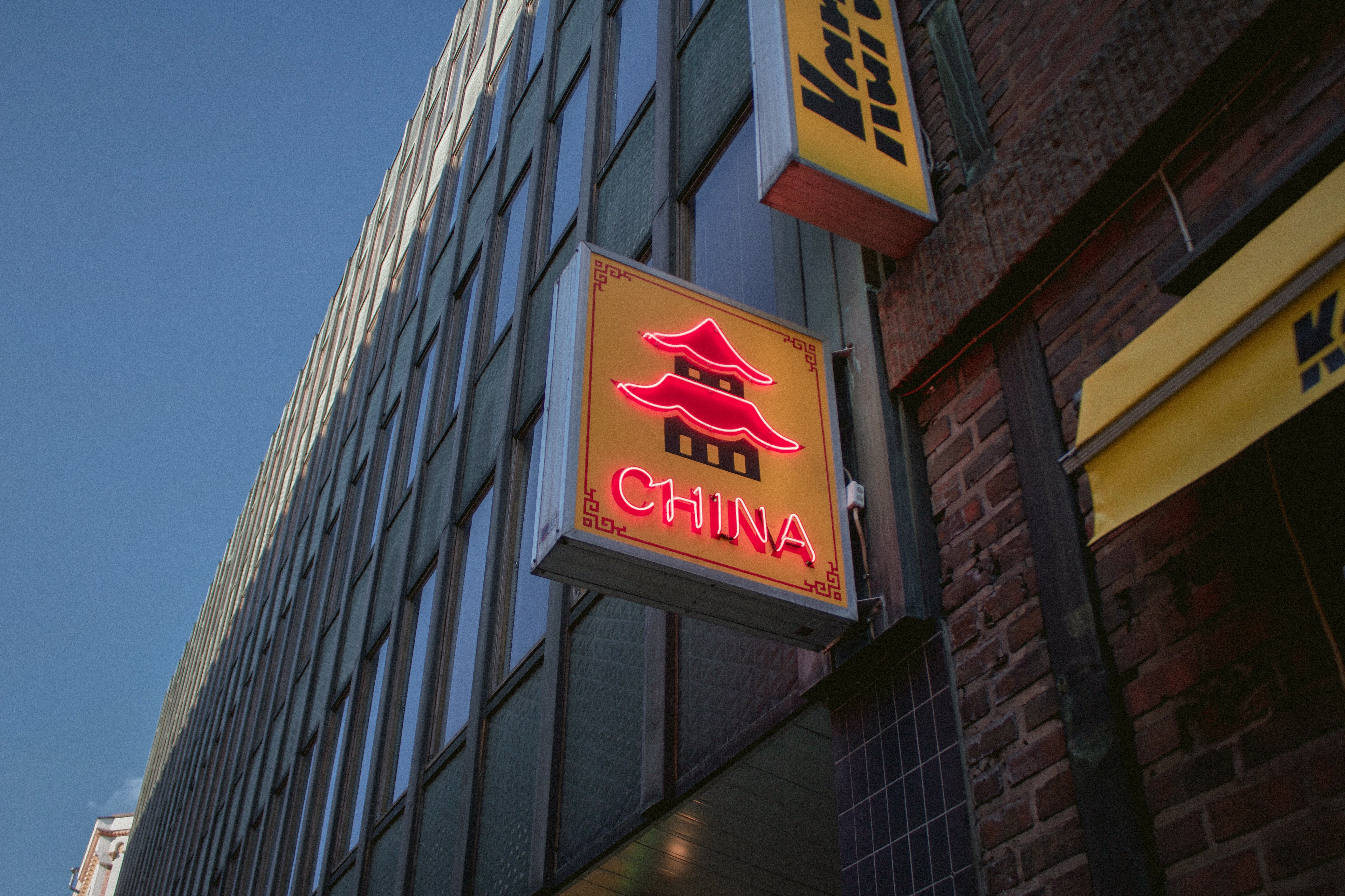 面對海外華人消費者，做國際版小程序商城還是小紅書店鋪？
